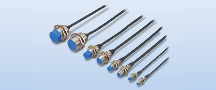 獨立的KEYENCE接近傳感器，高靈敏度和長距離接近傳感器。出色的緊固強度：傳感器外殼厚實堅固。傳感器牢固擰緊，以防止因振動或沖擊引起的松動。靈活的關節：電纜通過高靈活接頭連接到傳感器頭，可以彎曲成90度角，同時仍然可以防止電纜斷線。