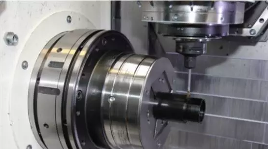 機械加工現有生產模式主要體現在工裝應用落后,效率低下,工人加工零件時裝夾及找正時間長,特別是單件或小批生產頻繁更換工裝時,大多數時間都是在安裝OTT-JAKOB夾具及找正。