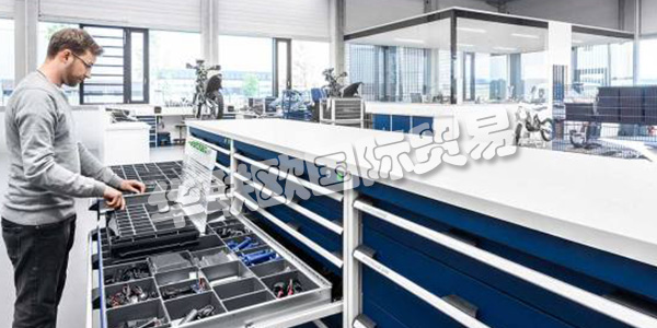 BOTT集團公司在三個歐洲地區開發和生產車輛設備，操作設備和工作站系統。憑借其產品，bott為全球工業和貿易客戶提供服務。他們在生產，服務和裝配方面的高效工作是這里的重點。