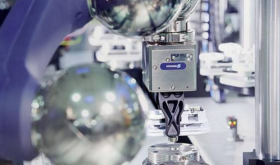 SCHUNK刀具夾持系統對機加工行業產生了前所未有的革命性影響。?模塊化夾持系統借鑒其優勢,它的作用遠不止于一個參考基準,還提供了包括定位、夾持以及接口通用等功能。這種夾持原理如今被認為是提高生產效率的最有效的方法之一,廣泛適用于從小型零件到大型零件,從粗加工到裝配應用的各種工藝。作為這一技術的先驅以及夾持技術和抓取系統的領導者,SCHUNK始終致力于開發新的應用領域,并在它的模塊化系統中新增了適用于直接夾持工件以及微小型零件的專業標準模塊。