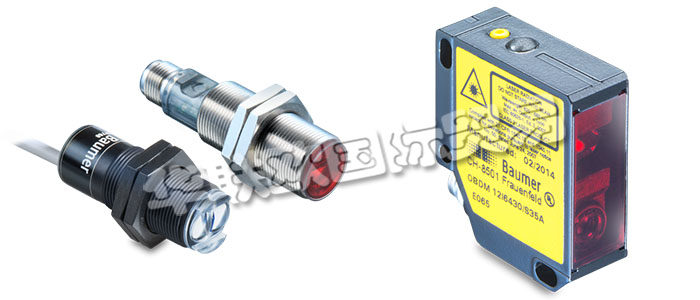 堡盟漫反射式傳感器強度差別檢測型的發(fā)射器和接收器位于同一個外殼內(nèi)。光源射出的紅外線、紅光或激光直接被目標(biāo)物反射回到傳感器上。如果目標(biāo)物反射的光線足夠充足,接收光將觸發(fā)傳感器的開關(guān)動作。照射到目標(biāo)物上的光線基本上都發(fā)生漫反射,并沿各個方向反射。接收器只接收到這些光線的很小一部分。如果目標(biāo)物反射的光線足夠充足,接收光將觸發(fā)傳感器的開關(guān)動作。由于傳感器是根據(jù)來自材料的反射光而工作,所以表面特性、顏色和光澤度對于檢測距離的影響極大。