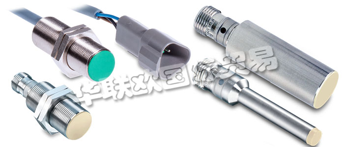 堡盟電感式接近開關屬于非接觸式電子傳感器。電感式傳感器能識別所有導電金屬目標物。振蕩器產生一個高頻電磁場,電磁場從開關的感應面發出。當導電金屬物體進入此電磁場時,金屬內部會感生渦流,使振蕩幅值發生變化,從而使振蕩器輸出的電壓發生變化,進而導致觸發器的狀態變化并改變輸出狀態。